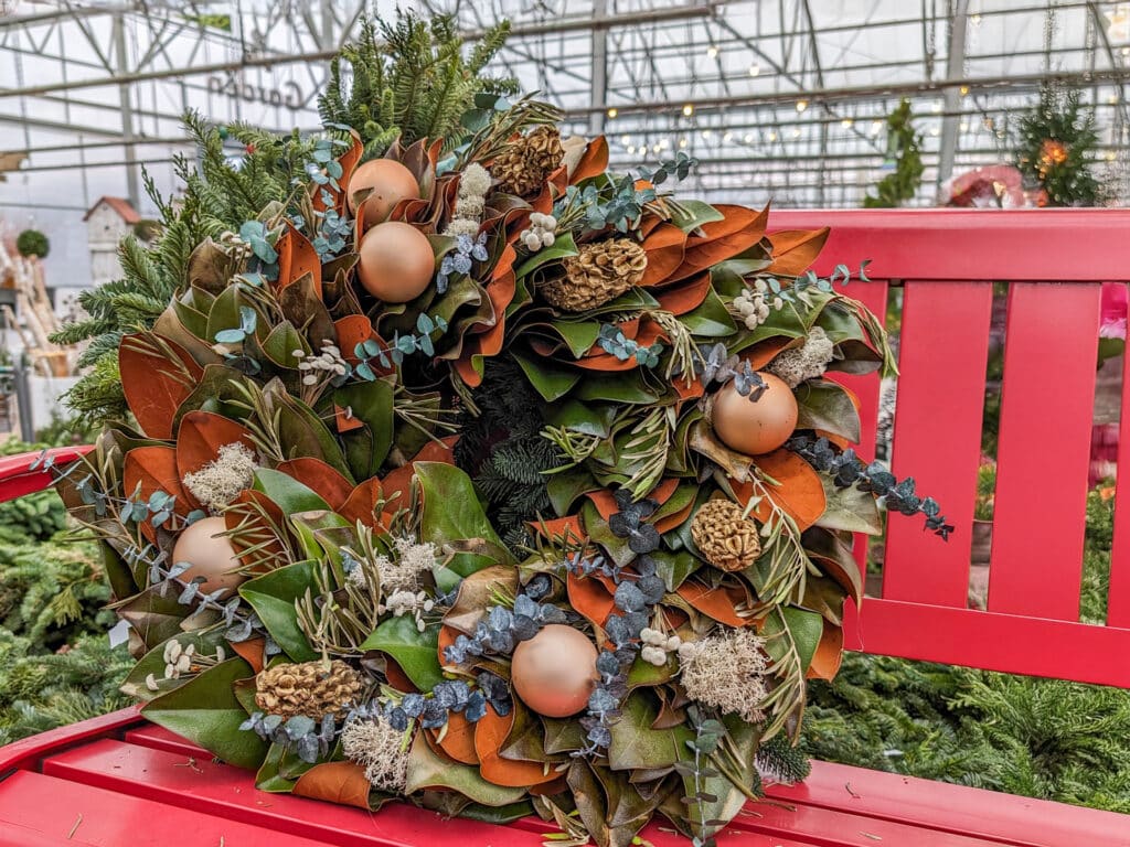 Decorated natural wreath